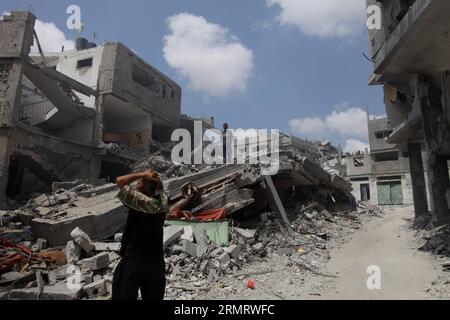 (140804) -- STRISCIA DI GAZA, 4 agosto 2014 -- i palestinesi raccolgono beni dalle loro case distrutte nella città settentrionale di Beit Lahiya, nella Striscia di Gaza, il 4 agosto 2014. Dall'inizio dell'offensiva israeliana sulla Striscia di Gaza, 1.868 palestinesi sono stati uccisi e più di 9470 feriti, ha detto Ashraf al-Qedra, portavoce del ministero della salute a Gaza. ) MIDEAST-GAZA-ISRAELE-CESSATE IL FUOCO WissamxNassar PUBLICATIONxNOTxINxCHN Striscia di Gaza 4 agosto 2014 I PALESTINESI raccolgono le loro case distrutte nella città di Beit Lahiya NELLA Striscia di Gaza settentrionale IL 4 agosto 2014 dall'INIZIO della ISR Foto Stock