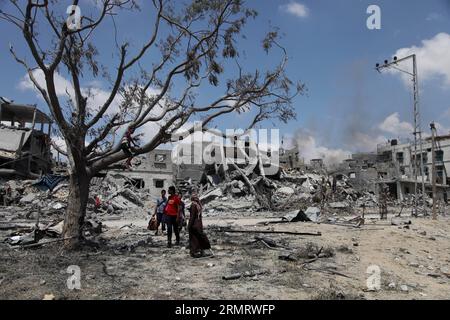 (140804) -- STRISCIA DI GAZA, 4 agosto 2014 -- i palestinesi raccolgono beni dalle loro case distrutte nella città settentrionale di Beit Hanoun, nella Striscia di Gaza, il 4 agosto 2014. Dall'inizio dell'offensiva israeliana sulla Striscia di Gaza, 1.868 palestinesi sono stati uccisi e più di 9470 feriti, ha detto Ashraf al-Qedra, portavoce del ministero della salute a Gaza. ) MIDEAST-GAZA-ISRAELE-CESSATE IL FUOCO WissamxNassar PUBLICATIONxNOTxINxCHN Striscia di Gaza 4 agosto 2014 I PALESTINESI raccolgono le loro case distrutte nella città di Beit Hanoun NELLA Striscia di Gaza settentrionale IL 4 agosto 2014 dall'INIZIO della ISR Foto Stock