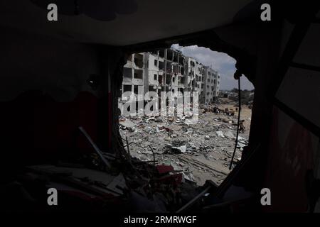 (140804) -- STRISCIA DI GAZA, 4 agosto 2014 -- i palestinesi raccolgono beni dalla loro casa distrutta nella città settentrionale di Beit Lahiya, nella Striscia di Gaza, il 4 agosto 2014. Dall'inizio dell'offensiva israeliana sulla Striscia di Gaza, 1.868 palestinesi sono stati uccisi e più di 9470 feriti, ha detto Ashraf al-Qedra, portavoce del ministero della salute a Gaza. ) MIDEAST-GAZA-ISRAELE-ATTACCO AEREO WissamxNassar PUBLICATIONxNOTxINxCHN Striscia di Gaza 4 agosto 2014 PALESTINESI raccolgono l'appartenenza dalla loro Casa distrutta nella città di Beit Lahiya nella Striscia di Gaza settentrionale IL 4 agosto 2014 dall'INIZIO degli israeliani Foto Stock