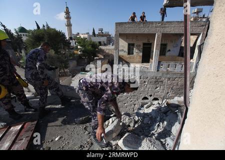 (140805) -- BETLEMME, 5 agosto 2014 -- i palestinesi ispezionano un edificio danneggiato colpito da un razzo che si ritiene sia stato lanciato da militanti palestinesi dalla Striscia di Gaza, nella città di Beit Sahour in Cisgiordania, vicino a Betlemme, all'inizio del 5 agosto 2014. Un cessate il fuoco di 72 ore nella Striscia di Gaza, mediato dall'Egitto, è entrato in vigore alle 8 del mattino, ora locale (0500 GMT) martedì, segnando l'ultimo tentativo di fermare gli scontri israelo-palestinesi dopo che i precedenti sforzi si sono conclusi con un fallimento. Luay Sababa) MIDEAST-BETHLEHEM-ROCKET EmadxDrimly PUBLICATIONxNOTxINxCHN Betlemme 5 agosto 2014 PALESTINESI ispezionano un edificio danneggiato colpito da un Foto Stock