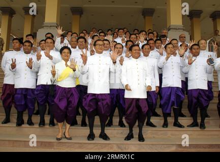 (140805) -- PHNOM PENH, 5 agosto 2014 -- i legislatori dell'opposizione cambogiana pongono per le fotografie al parlamento prima del loro giuramento al Palazzo reale di Phnom Penh, Cambogia, 5 agosto 2014. Tutti i cinquantacinque politici dell'opposizione Cambogia National Rescue Party (CNRP) hanno prestato giuramento come parlamentari martedì pomeriggio dopo aver boicottato il parlamento per dieci mesi contro i risultati elettorali contesi nel luglio dello scorso anno. ) COMBODIA-PHNOM PENH-LEGISLATORE-GIURAMENTO CERIMONIA Sovannara PUBLICATIONxNOTxINxCHN Phnom Penh 5 agosto 2014 i legislatori dell'opposizione cambogiana posa per Photogr Foto Stock