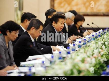 (140805) -- PECHINO, 5 agosto 2014 -- Chang Hsien-yao (4th L), vicepresidente della Straits Exchange Foundation (SEF), con sede a Taiwan, affronta la sesta riunione regolare del Comitato di cooperazione economica dello stretto (ECC) a Pechino, capitale della Cina, 5 agosto 2014. La riunione regolare della ECC sullo stretto si è tenuta congiuntamente dall'Associazione cinese per le relazioni attraverso lo stretto di Taiwan (ARATS) e dal martedì del SEF a Pechino. ) (lmm) CHINA-BEIJING-CROSS-STRAIT RELATIONS-ECONOMY-ARATS-SEF-MEETING (CN) ChenxYehua PUBLICATIONxNOTxINxCHN Pechino 5 agosto 2014 Chang Hsien Yao 4th l Vice CH Foto Stock