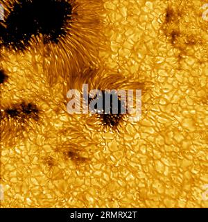 Schemi astratti di superficie solare . Immagine RAW fornita da NSO/AURA/NSF Foto Stock