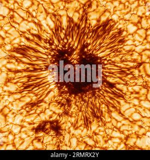 Schemi astratti di superficie solare . Immagine RAW fornita da NSO/AURA/NSF Foto Stock