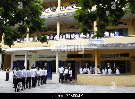 (140805) -- PHNOM PENH, 5 agosto 2014 -- studenti in fila per il controllo prima di entrare nelle sale d'esame a Phnom Penh, Cambogia, 5 agosto 2014. La Cambogia ha per la prima volta ripulito gli esami nazionali di grado 12 truccati e corrotti, una riforma per rafforzare la qualità dell'istruzione nella nazione povera del sud-est asiatico, funzionari e osservatori hanno detto martedì. ) COMBODIA-PHNOM PENH-HIGH SCHOOL GRADUATION EXAM Sovannara PUBLICATIONxNOTxINxCHN Phnom Penh Aug 5 2014 studenti in fila per il controllo prima DI ENTRARE nelle sale esame a Phnom Penh Cambogia Aug 5 2014 Cambogia ha per la prima volta cleane Foto Stock