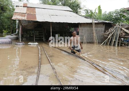 (140805) -- PHNOM PENH, 5 agosto -- Un uomo cammina attraverso le acque alluvionali nella provincia meridionale di Kandal in Cambogia il 5 agosto 2014. Le inondazioni hanno colpito sette province cambogiane lungo il fiume Mekong e il lago Tonle SAP e hanno causato otto vittime dalla settimana scorsa, un alto funzionario responsabile del controllo delle catastrofi ha detto martedì. ) CAMBOGIA-PHNOM PENH-INONDAZIONE Phearum PUBLICATIONxNOTxINxCHN Phnom Penh agosto 5 un uomo si è fatto largo nelle acque alluvionali nella provincia meridionale del Kandal in Cambogia IL 5 agosto 2014 le inondazioni hanno colpito sette province cambogiane lungo il fiume Mekong e il lago Tonle SAP e hanno causato otto vite dalla settimana di carico a Senior Foto Stock