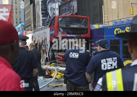 (140805) -- NEW YORK, 05 agosto 2014 -- gli autobus turistici a due piani sono stati avvistati a Times Square, New York City, negli Stati Uniti, il 5 agosto 2014. Due autobus turistici si sono schiantati presso il sito ad alta densità turistica martedì, ferendo 14 persone, tre delle quali in modo critico, secondo l'ultimo rapporto. ) COLLISIONE US-NEW YORK-TIMES SQUARE-BUS QinxLang PUBLICATIONxNOTxINxCHN New York 05 agosto 2014 gli autobus turistici a due piani sono Lakes AT Times Square New York City negli Stati Uniti IL 5 agosto 2014 due autobus turistici si sono schiantati AL Tourist Dense Site martedì Foto Stock