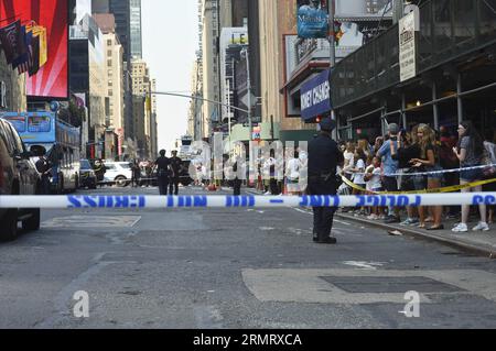 (140805) -- NEW YORK, 05 agosto 2014 -- gli agenti del Dipartimento di polizia di New York sono di guardia sulla scena in cui due autobus si sono scontrati a Times Square, New York City, Stati Uniti, il 5 agosto 2014. Due autobus turistici si sono schiantati presso il sito ad alta densità turistica martedì, ferendo 14 persone, tre delle quali in modo critico, secondo l'ultimo rapporto. ) US-NEW YORK-TIMES SCONTRO QUADRATO-BUS QinxLang PUBLICATIONxNOTxINxCHN New York Aug 05 2014 gli agenti del Dipartimento di polizia di New York stanno di guardia SULLA scena dove due autobus si sono scontrati A Times Square New York City negli Stati Uniti IL 5 agosto 2014 due Foto Stock