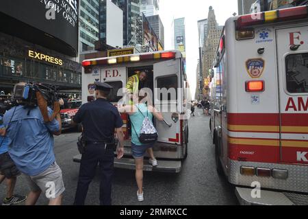 (140805) -- NEW YORK, agosto 05, 2014 -- agenti di polizia trasferiscono persone ferite vicino al sito dove due autobus si sono scontrati a Times Square, New York City, Stati Uniti, il 5 agosto 2014. Due autobus turistici si sono schiantati presso il sito ad alta densità turistica martedì, ferendo 14 persone, tre delle quali in modo critico, secondo l'ultimo rapporto. ) US-NEW YORK-TIMES SCONTRO QUADRATO-BUS QinxLang PUBLICATIONxNOTxINxCHN New York 05 agosto 2014 agenti di polizia trasferimento ferito celebrità vicino al sito dove due autobus si sono scontrati A Times Square New York City negli Stati Uniti IL 5 agosto 2014 due Sightseei Foto Stock