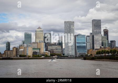 Vista del gruppo di grattacieli di Canary Wharf dal fiume Foto Stock