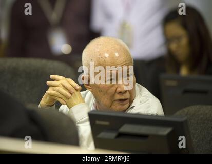 (140807) -- PHNOM PENH, 7 agosto 2014 -- Khieu Samphan, 83, ex capo di stato della Kampuchea democratica, noto come regime dei Khmer rossi, appare in tribunale a Phnom Penh, Cambogia, 7 agosto 2014. Il tribunale per i crimini di guerra delle Nazioni Unite ha condannato due ex leader della Kampuchea Democratica, noti anche come Khmer rossi, per crimini atroci contro l'umanità e li ha condannati all'ergastolo, secondo un verdetto pronunciato giovedì dal presidente del tribunale Nil Nonn. ) CAMBODIA-PHNOM PENH-VERDICT ECCC PUBLICATIONxNOTxINxCHN Phnom Penh 7 agosto 2014 Khieu Samphan 83 ex Foto Stock