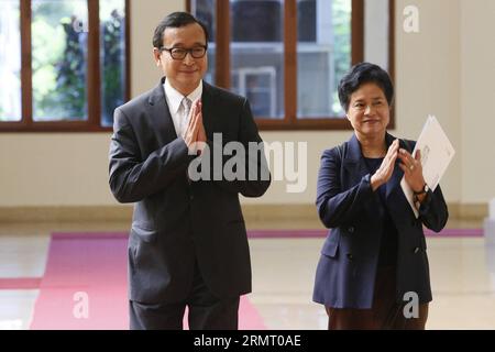 (140808) -- PHNOM PENH, 8 agosto 2014 -- Sam Rainsy (L), presidente del partito di opposizione Cambogia National Rescue Party (CNRP), e sua moglie Tioulong Saumura gesture prima della sessione parlamentare a Phnom Penh, Cambogia, 8 agosto 2014. Tutti i 55 membri del CNRP hanno partecipato alla sessione parlamentare per la prima volta il venerdì dopo aver boicottato il parlamento per 10 mesi dopo una disputa elettorale dello scorso luglio. ) (Lyi) CAMBOGIA-PHNOM PENH-PARLAMENTO Sovannara PUBLICATIONxNOTxINxCHN Phnom Penh 8 agosto 2014 Sat Rainsy l Presidente del partito di opposizione Cambogia National Rescue Party e sua W Foto Stock