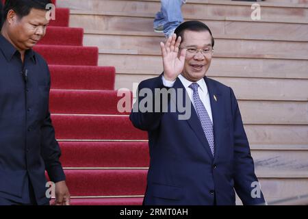 (140808) -- PHNOM PENH, 8 agosto 2014 -- gesti del primo ministro cambogiano Hun Sen (R) dopo aver partecipato a una sessione parlamentare a Phnom Penh, Cambogia, 8 agosto 2014. Tutti i 55 membri del CNRP hanno partecipato alla sessione parlamentare per la prima volta il venerdì dopo aver boicottato il parlamento per 10 mesi dopo una disputa elettorale dello scorso luglio. ) (Lyi) CAMBOGIA-PHNOM PENH-PARLAMENTO Sovannara PUBLICATIONxNOTxINxCHN Phnom Penh 8 agosto 2014 i primi ministri cambogiani HUN Sen r gestures dopo aver partecipato a una sessione parlamentare a Phnom Penh Cambogia 8 agosto 2014 tutti i 55 membri del Parlamento a Foto Stock