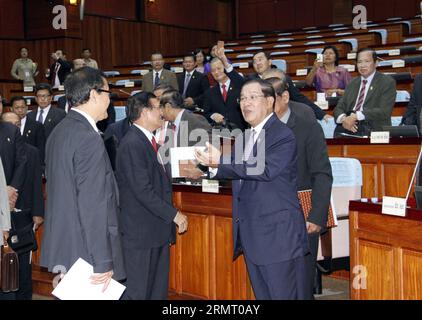 (140808) -- PHNOM PENH, 8 agosto 2014 -- il primo ministro cambogiano Hun Sen (R) parla con i membri dell'opposizione del parlamento dopo una sessione parlamentare a Phnom Penh, Cambogia, 8 agosto 2014. Tutti i 55 membri del parlamento dell'opposizione Cambogia National Rescue Party hanno partecipato alla sessione parlamentare per la prima volta il venerdì dopo aver boicottato il parlamento per 10 mesi a seguito di un'elezione contesa lo scorso luglio. ) (Lyi) CAMBOGIA-PHNOM PENH-PARLAMENTO Sovannara PUBLICATIONxNOTxINxCHN Phnom Penh 8 agosto 2014 i primi ministri cambogiani HUN Sen r dialoghi con i membri dell'opposizione del Parlamento A Foto Stock