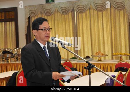 (140808) -- PHNOM PENH, 8 agosto 2014 -- il Segretario di Stato per l'istruzione cambogiano Yuok Ngoy parla durante la consegna di borse di studio cinesi agli studenti cambogiani a Phnom Penh, Cambogia, 8 agosto 2014. Il governo cinese ha concesso borse di studio annuali a 72 studenti cambogiani per perseguire i loro diplomi di laurea, master e dottorato in varie università in Cina. (Lyi) CAMBOGIA-PHNOM PENH-SCHOLARSHIP LixHong PUBLICATIONxNOTxINxCHN Phnom Penh 8 agosto 2014 il Segretario di Stato per l'istruzione cambogiano Ngoy parla durante la consegna di borse di studio cinesi a studenti cambogiani a Phnom P. Foto Stock