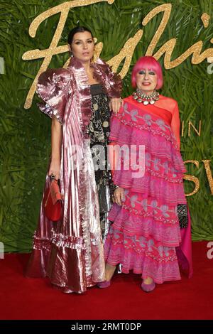 Londra, Regno Unito. 4 dicembre 2017. Grace Woodward e Zandra Rhodes partecipano ai Fashion Awards 2017 alla Royal Albert Hall di Londra, Inghilterra. (Foto di Fred Duval/SOPA Images/Sipa USA) credito: SIPA USA/Alamy Live News Foto Stock