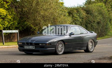 Whittlebury, Northants, Regno Unito - 27 agosto 2023: 1999 auto BMW 840 grigia che viaggia su una strada di campagna inglese Foto Stock