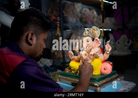 Mumbai, India agosto 29 2023 un artista che lavora all'idolo ganesha colorato nel laboratorio di creazione ganesha prima del ganesha Chaturthi Festival nel Maharashtra Foto Stock