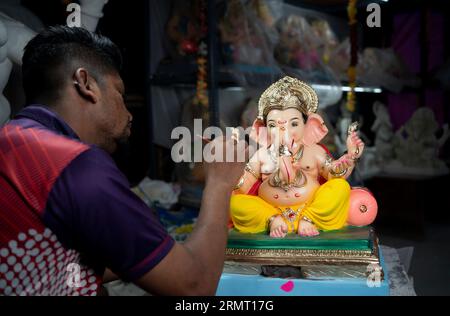 Mumbai, India agosto 29 2023 un artista che lavora all'idolo ganesha colorato nel laboratorio di creazione ganesha prima del ganesha Chaturthi Festival nel Maharashtra Foto Stock