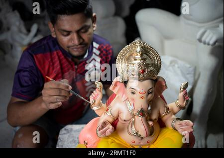 Mumbai, India agosto 29 2023 un artista che lavora all'idolo Ganesha colorato nel laboratorio di creazione Ganesha prima del Ganesha Chaturthi Festival nel Maharashtra Foto Stock