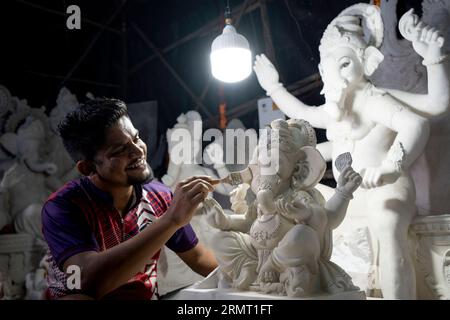 Mumbai, India agosto 29 2023 un artista che lavora all'idolo ganesha colorato nel laboratorio di creazione ganesha prima del ganesha Chaturthi Festival nel Maharashtra Foto Stock