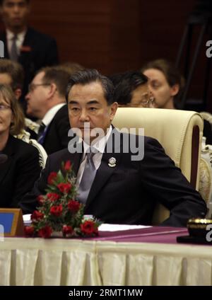 (140810) -- NAY PYI TAW, 10 agosto 2014 -- il ministro degli Esteri cinese Wang Yi partecipa al 4 ° vertice dell'Asia orientale (EAS) riunione dei ministri degli Esteri presso il Myanmar International Convention Center (MICC) a Nay Pyi Taw, Myanmar, 10 agosto 2014. ) (Djj) MYANMAR-NAY PYI TAW-EAS-RIUNIONE DEI MINISTRI DEGLI ESTERI UxAung PUBLICATIONxNOTxINxCHN Nay Pyi Taw 10 agosto 2014 i ministri degli Esteri cinesi Wang Yi partecipa al quarto vertice dell'Asia orientale EAS riunione dei ministri degli Esteri PRESSO il Myanmar International Convention Center a Nay Pyi Taw Myanmar 10 agosto 2014 Myanmar Nay Pyi Taw EAS riunione dei ministri degli Esteri PUBLICATIONxNOTxINxCHN Foto Stock