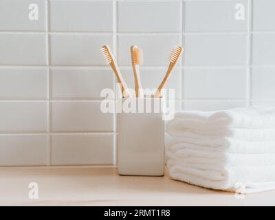 Spazio fotocopie per i prodotti da bagno in bagno. Luogo, sfondo per pubblicità per prodotti per la cura della pelle e per l'igiene . Vista frontale. Spazio copia su bianco Foto Stock