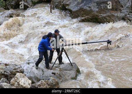 (140810) -- PECHINO, 10 agosto 2014 -- due fotografi dell'IBE (Imaging Biodiversity Expedition), un'agenzia fotografica per la fauna selvatica, lavorano durante una ricerca sulla biodiversità nella regione di drenaggio delle sorgenti del fiume Lancang a Yushu, nella provincia del Qinghai della Cina nordoccidentale, 30 giugno 2014. Una recente ricerca sulla biodiversità a cui hanno partecipato numerosi scienziati e fotografi della fauna selvatica ha registrato 370 specie nella regione di drenaggio delle sorgenti del fiume Lancang, o Mekong. IBE/) (lmm) CHINA-LANCANG RIVER-HEADWATERS-BIODIVERSITY-RESEARCH (CN) PengxJiansheng PUBLICATIONxNOTxINxCHN Pechino 10 agosto 201 Foto Stock