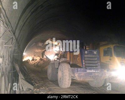 (140811) -- SHIQIAN, 11 agosto 2014 () -- foto scattata l'11 agosto 2014 mostra il sito del crollo di un tunnel su un'autostrada nella contea di Shiqian, nella provincia di Guizhou nella Cina sud-occidentale. Almeno 13 persone sono rimaste intrappolate dopo che un tunnel in costruzione è crollato qui domenica sera. I soccorritori si sono messi in contatto con le 13 persone che si stima siano a 600 metri dall'uscita. I lavori di soccorso sono in corso. () (lfj) CHINA-GUIZHOU-SHIQIAN-TUNNEL COLLAPSE (CN) Xinhua PUBLICATIONxNOTxINxCHN Shiqian 11 agosto 2014 la foto scattata L'11 agosto 2014 mostra il sito del collasso del tunnel SU una strada nella contea di Shiqian so Foto Stock