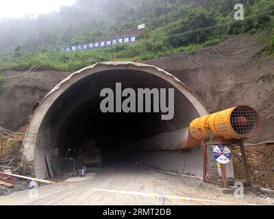 (140811) -- SHIQIAN, 11 agosto 2014 () -- foto scattata l'11 agosto 2014 mostra il sito del crollo di un tunnel su un'autostrada nella contea di Shiqian, nella provincia di Guizhou nella Cina sud-occidentale. Almeno 13 persone sono rimaste intrappolate dopo che un tunnel in costruzione è crollato qui domenica sera. I soccorritori si sono messi in contatto con le 13 persone che si stima siano a 600 metri dall'uscita. I lavori di soccorso sono in corso. () (lfj) CHINA-GUIZHOU-SHIQIAN-TUNNEL COLLAPSE (CN) Xinhua PUBLICATIONxNOTxINxCHN Shiqian 11 agosto 2014 la foto scattata L'11 agosto 2014 mostra il sito del collasso del tunnel SU una strada nella contea di Shiqian so Foto Stock