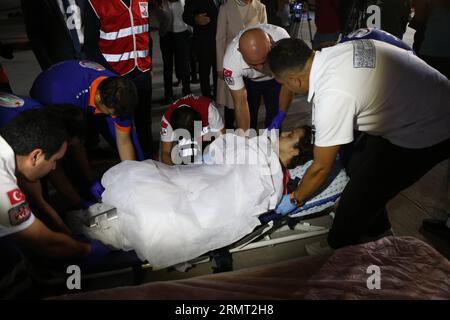 140811) -- ANKARA, 11 agosto 2014 -- Un palestinese ferito negli attacchi militari israeliani nella Striscia di Gaza viene trasportato all'arrivo ad Ankara, in Turchia per cure mediche 11 agosto 2014. ) TURCHIA-ANKARA-PALESTINA LESO-TRATTAMENTO MertxMacit PUBLICATIONxNOTxINxCHN Ankara 11 agosto 2014 un PALESTINESE ferito negli attacchi militari israeliani nella Striscia di Gaza VIENE trasportato ALL'arrivo ad Ankara in Turchia per cure mediche 11 agosto 2014 Turchia Ankara Palestina ferito trattamento PUBLICATIONxNOTxINxCHN Foto Stock