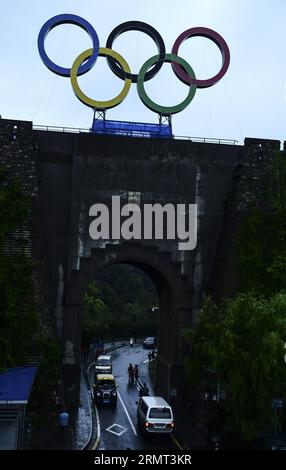 (140813) -- NANCHINO, 13 agosto 2014 -- questa foto scattata il 13 agosto 2014 mostra una scultura degli anelli olimpici stanziati sulle mura della città di Nanchino dalla dinastia Ming a Nanchino, capitale della provincia di Jiangsu della Cina orientale, il 13 agosto 2014. I 2° Giochi Olimpici giovanili estivi si terranno a Nanchino dal 16 al 28 agosto. Zhang Hongxiang)(zc) (SP)YOG-CHINA-NANJING-CULTURE PurbuxZhaxi PUBLICATIONxNOTxINxCHN Nanjing 13 agosto 2014 questa foto scattata IL 13 agosto 2014 mostra una scultura degli anelli olimpici SULLE mura della città di Nanchino dalla dinastia Ming a Nanchino capitale della provincia di Jiangsu della Cina orientale su su su su su su Au Foto Stock