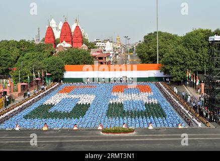 (140813) -- NEW DELHI, 13 agosto 2014 -- gli studenti scolastici siedono in una formazione durante la prova completa per le celebrazioni del giorno dell'indipendenza sotto il monumento del forte Rosso a nuova Delhi, India, 13 agosto 2014. Il primo ministro indiano Narendra modi parlerà alla nazione dal bastione dello storico forte Rosso nel 68° giorno dell'indipendenza dell'India, che cade il 15 agosto. ) INDIA-NUOVA DELHI-PROVA-GIORNO DELL'INDIPENDENZA ParthaxSarkar PUBLICATIONxNOTxINxCHN nuova Delhi 13 agosto 2014 gli studenti scolastici siedono in una formazione durante la prova completa dell'abito per le celebrazioni del giorno dell'indipendenza sotto la P Rossa Foto Stock