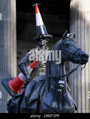 La statua del Duca di Wellington all'esterno della Galleria d'Arte moderna di Glasgow, che è stata adornata con un nuovo cono stradale - con una striscia nera e un'elica in cima. Si ipotizza che l'ultima aggiunta alla famosa statua di Glasgow sia stata messa in atto per segnare la fine della mostra "Cut and Run" di Banksy, chiusa lunedì. Data foto: Mercoledì 30 agosto 2023. Foto Stock