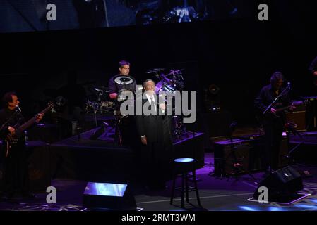 MARBELLA, 13 agosto 2014 -- il cantante spagnolo Julio Iglesias (C) si esibisce durante il suo concerto al Festival Starlite 2014, a Marbella, Spagna, il 13 agosto 2014. ) (rt) SPAIN-MARBELLA-MUSIC-FESTIVAL-JULIO IGLESIAS AGENCIAPUNTOPRESS PUBLICATIONxNOTxINxCHN Marbella 13 agosto 2014 il cantante spagnolo Julio Iglesias C si esibisce durante il suo Concerto al Festival Star Lite 2014 a Marbella Spagna IL 13 agosto 2014 RT Spain Marbella Music Festival Julio Iglesias PUBLICATIONxNOTxINxCHN Foto Stock