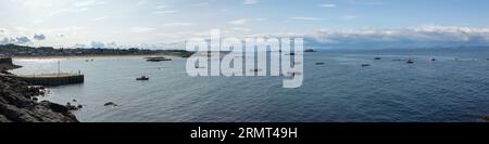 Guardando a ovest dal porto di North Berwick, gli sciatori di St Ayles gareggiano nella North Berwick Rowing Club Regatta. Foto Stock