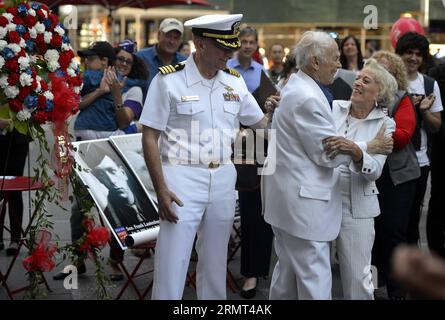 (140814) -- NEW YORK, 14 agosto 2014 -- la gente partecipa alla cerimonia di inaugurazione della statua di Times Square Kiss a New York, negli Stati Uniti, il 14 agosto 2014. Una statua alta sei metri del leggendario bacio di Times Square è stata svelata a Times Square per celebrare la vittoria sul Giappone e celebrare il 69° anniversario della fine della seconda guerra mondiale giovedì. ) US-NEW YORK-TIMES SQUARE KISS STATUE-UNVEILING CEREMONY WangxLei PUBLICATIONxNOTxINxCHN New York 14 agosto 2014 celebrità partecipano alla cerimonia di inaugurazione della statua del bacio di Times Square a New York negli Stati Uniti IL 14 agosto 2014 A. Foto Stock