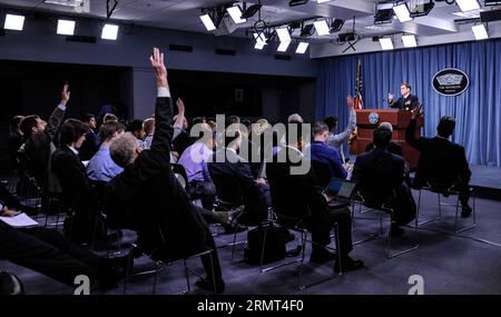 WASHINGTON D.C., 14 agosto 2014 - il segretario della stampa del Pentagono John Kirby parla durante un briefing al Pentagono a Washington D.C., capitale degli Stati Uniti, 14 agosto 2014. Mentre la minaccia della violenza di massa sul Monte Sinjar nel nord dell'Iraq è passata, la minaccia dello Stato islamico dell'Iraq e del Levante (ISIL) rimane e gli Stati Uniti continuano i loro sforzi per aiutare il popolo iracheno coinvolto nella violenza, ha detto giovedì il Dipartimento della difesa degli Stati Uniti. John Kirby ha detto ai giornalisti che la situazione in Iraq rimane pericolosa, e ha descritto gli obiettivi della missione militare degli Stati Uniti in Foto Stock