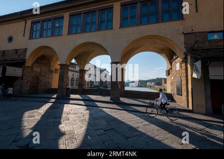 La mattina presto sul ponte medievale più antico (Ponte Vecchio), con le sue origini romane, attraversato il fiume Arno a Firenze, nella regione Toscana Foto Stock