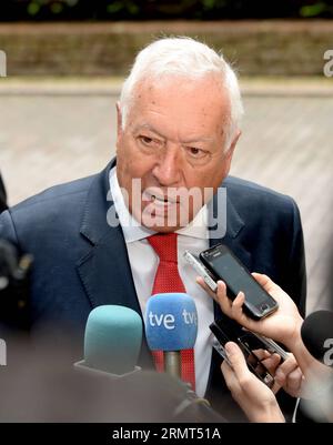 (140815) -- BRUXELLES, 15 agosto 2014 -- foto fornita da Ion (UE) mostra il ministro degli Esteri spagnolo Jose Manuel Garcia-Margallo che parla ai giornalisti quando partecipa a una riunione di emergenza a Bruxelles, in Belgio, 15 agosto 2014. Venerdì l'Unione europea ha dato il via libera ai singoli paesi dell'UE per inviare armi ai curdi iracheni che combattono militanti islamici nel nord dell'Iraq. NESSUN USO COMMERCIALE BELGIO-BRUXELLES-UE-RIUNIONE DI EMERGENZA-IRAQ thexCouncilxofxthexEuropeanxUn PUBLICATIONxNOTxINxCHN Bruxelles Aug 15 2014 la foto fornita da Ion EU mostra i ministri degli Esteri spagnoli Jose Manuel Garcia che parlano a Journali Foto Stock