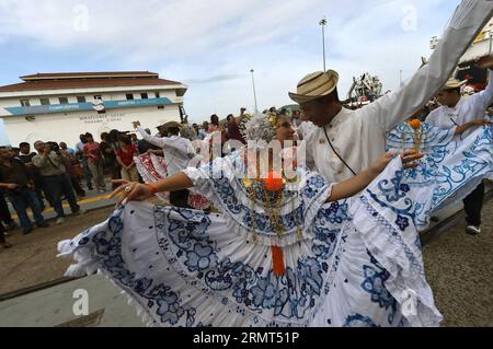 (140815) -- PANAMA CITY, 15 agosto 2014 -- i ballerini partecipano alla commemorazione del 100° anniversario del Canale di Panama, alle chiuse di Miraflores, a Panama City, capitale di Panama, il 15 agosto 2014. Panama ha celebrato il 100° anniversario del suo canale con una cerimonia e un gala venerdì. Il canale, un capolavoro ingegneristico che ha trasformato il commercio globale, è stato aperto il 15 agosto 1914, collegando l'Oceano Atlantico e l'Oceano Pacifico. Str) (ce) PANAMA-CANALE DI PANAMA-100° ANNIVERSARIO e STR PUBLICATIONxNOTxINxCHN Panama City 15 agosto 2014 i ballerini prendono parte alla commemorazione del 100° anniversario Foto Stock