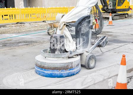 Rettificatrice che lavora su strade urbane in calcestruzzo in cantiere Foto Stock