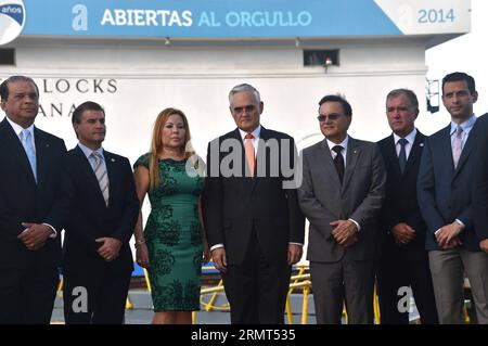 (140815) -- PANAMA CITY, 15 agosto 2014 -- Jorge Luis Quijano (C), amministratore del Canale di Panama, partecipa alla commemorazione del 100° anniversario del Canale di Panama, alle chiuse di Miraflores, a Panama City, capitale di Panama, il 15 agosto 2014. Panama ha celebrato il 100° anniversario del suo canale con una cerimonia e un gala venerdì. Il canale, un capolavoro ingegneristico che ha trasformato il commercio globale, è stato aperto il 15 agosto 1914, collegando l'Oceano Atlantico e l'Oceano Pacifico. Str) (ce) PANAMA-CANALE DI PANAMA-100° ANNIVERSARIO e STR PUBLICATIONxNOTxINxCHN Panama City 15 agosto 2014 Jorge Luis Foto Stock