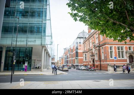 CROYDON, LONDRA - 29 AGOSTO 2023: Edificio del Consiglio di Croydon - sede dell'autorità governativa locale per il quartiere londinese di Croydon Foto Stock