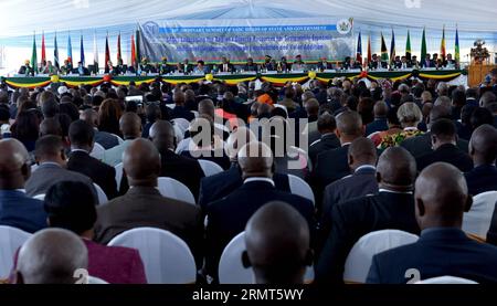 (140817) -- VICTORIA FALLS, 17 agosto 2014 -- il 34° vertice dei capi di Stato e di governo della Comunità per lo sviluppo dell'Africa australe (SADC) si tiene a Victoria Falls, nel nord dello Zimbabwe, 17 agosto 2014. L'incontro è stato aperto qui domenica.) (Dzl) ZIMBABWE-VICTORIA Falls-SADC-SUMMIT WangxBo PUBLICATIONxNOTxINxCHN Victoria Falls 17 agosto 2014 il 34° vertice della Comunità di sviluppo dell'Africa australe capi di Stato e di governo della SADC È eroe a Victoria Falls North Zimbabwe 17 agosto 2014 la riunione si è aperta qui domenica dzl Zimbabwe Victoria Falls SADC Summit PUBLICATIONxNOTxINxCHN Foto Stock