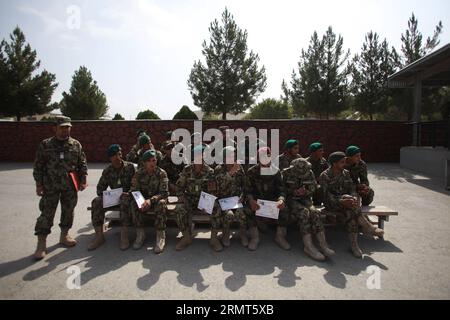 I soldati dell'esercito nazionale afghano partecipano alla cerimonia di laurea a Kabul, Afghanistan, il 17 agosto 2014. Un totale di 1600 nuovi soldati si laurearono dopo un addestramento di tre mesi a Kabul, domenica. Ahmad Massoud) AFGHANISTAN-KABUL-ARMY-GRADUATION XinhuaxKabul PUBLICATIONxNOTxINxCHN i soldati dell'esercito nazionale afghano partecipano alla cerimonia di laurea a Kabul in Afghanistan IL 17 agosto 2014 un totale di 1600 nuovi soldati si sono laureati dopo un addestramento di tre MESI a Kabul domenica Ahmad Massoud Afghanistan Kabul Graduation PUBLICAONXNOTxINxCHN Foto Stock