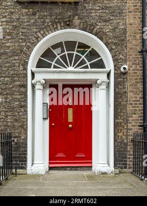 Una famosa porta georgiana dipinta di rosso a Dublino, capitale dell'Irlanda Foto Stock