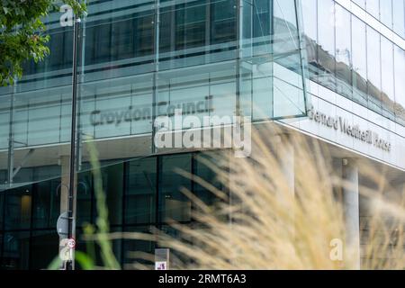 CROYDON, LONDRA - 29 AGOSTO 2023: Edificio del Consiglio di Croydon - sede dell'autorità governativa locale per il quartiere londinese di Croydon Foto Stock