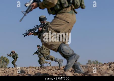 (140819) -- FRONTIERA DI GAZA, 19 agosto 2014 -- i soldati israeliani agiscono in un'operazione nel sud di Israele al confine con la Striscia di Gaza, il 19 agosto 2014. Tre palestinesi sono stati uccisi e altri 40 feriti negli intensivi attacchi aerei israeliani sulla città di Gaza martedì sera, poco prima della fine di un cessate il fuoco di 24 ore nella Striscia di Gaza, hanno detto i medici. JINI/) ISRAEL-GAZA-CESSATE IL FUOCO-END IlanxAsayaag PUBLICATIONxNOTxINxCHN frontiera di Gaza 19 agosto 2014 soldati israeliani AGISCONO per l'operazione nel sud di Israele orde la Striscia di Gaza IL 19 agosto 2014 tre PALESTINESI sono stati UCCISI e altri 40 feriti nell'Inten Foto Stock