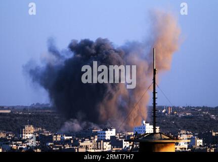 (140820) -- GAZA, 20 agosto 2014 -- fumo e polvere aumentano dopo che uno sciopero israeliano ha colpito Gaza City, il 20 agosto 2014. Israele intensificherà l'offensiva nella Striscia di Gaza fino a quando il lancio di razzi da lì in Israele si fermerà, ha detto mercoledì il primo ministro Benjamin Netanyahu, in risposta ai rinnovati attacchi missilistici di Gaza contro Israele centrale e meridionale all'inizio della giornata. ) MIDEAST-GAZA-AIRSRTIKE YasserxQudih PUBLICATIONxNOTxINxCHN Gaza 20 agosto 2014 aumento di fumo e polvere dopo lo sciopero israeliano ha colpito la città di Gaza IL 20 agosto 2014 Israele intensificherà l'offensiva nella Striscia di Gaza fino al lancio di razzi da lì i Foto Stock